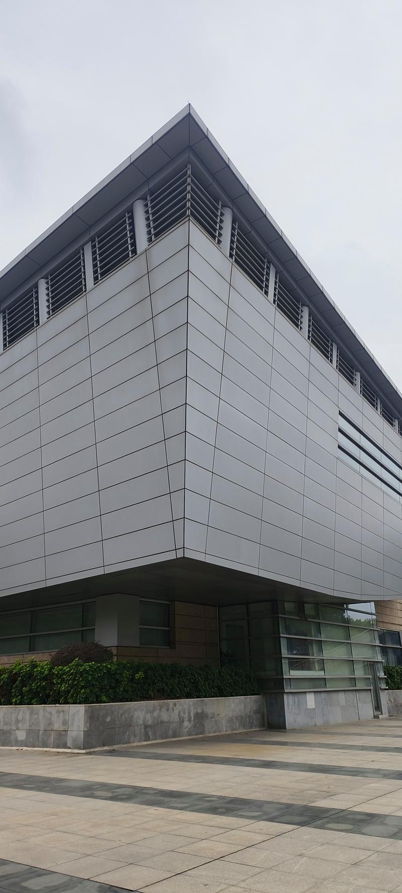 现代建筑幕墙设计：城市天际线的华丽蜕变